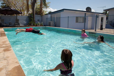 Strand Motel - Sunshine Coast Guide 1