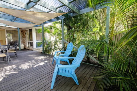 FRANGIPANI BEACH HOUSE PET FRIENDLY 22 Belbourie Cres Boomerang Beach - Sunshine Coast Guide 5