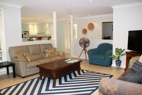FRANGIPANI BEACH HOUSE PET FRIENDLY 22 Belbourie Cres Boomerang Beach - Sunshine Coast Guide 6