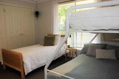 FRANGIPANI BEACH HOUSE PET FRIENDLY 22 Belbourie Cres Boomerang Beach - Sunshine Coast Guide 1