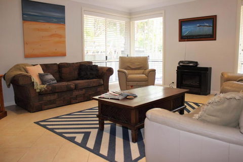 FRANGIPANI BEACH HOUSE PET FRIENDLY 22 Belbourie Cres Boomerang Beach - Sunshine Coast Guide 4