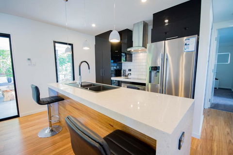 Beautiful Modern Luxury - Sunshine Coast Guide 1
