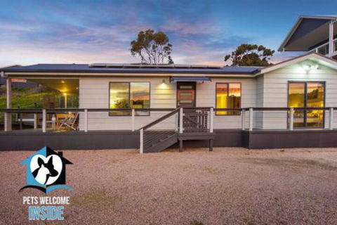 Almost New + Sea & Lake Views - Sunshine Coast Guide 5