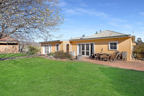 Lone Pine Farmhouse - Sunshine Coast Guide 1