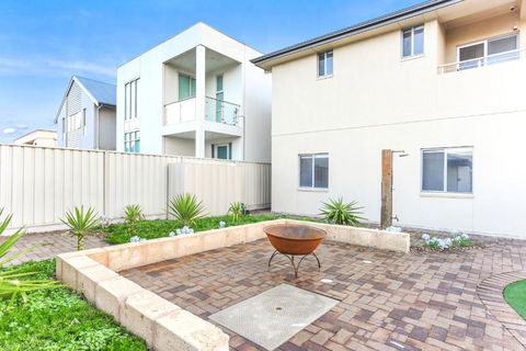 Avaya Sellicks Beachfront Getaway WiFi - Sunshine Coast Guide 6