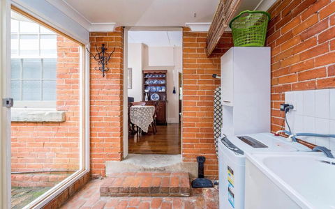 Azile 1875 Heritage Victorian Duplex - Sunshine Coast Guide 2