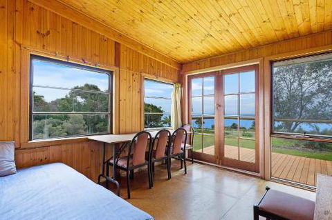 98 Ocean Parade Rustic Log Cabin - Sunshine Coast Guide 4