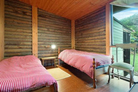 98 Ocean Parade Rustic Log Cabin - Sunshine Coast Guide 2