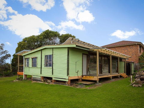 98 Ocean Parade Rustic Log Cabin - Sunshine Coast Guide 1