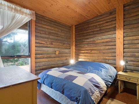 98 Ocean Parade Rustic Log Cabin - Sunshine Coast Guide 5