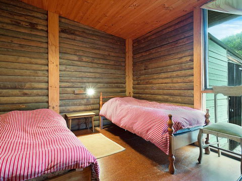 98 Ocean Parade Rustic Log Cabin - Sunshine Coast Guide 3