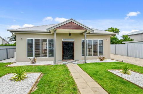 Zaahira House - Sunshine Coast Guide 1