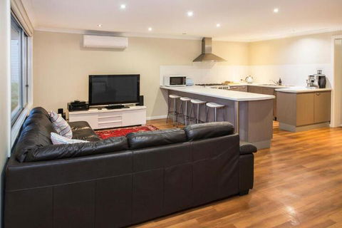 Eagle Bay Beach House - Sunshine Coast Guide 4