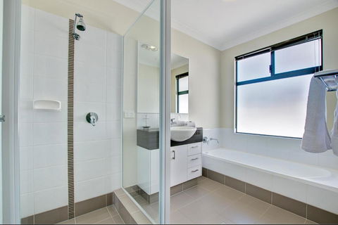 A Little Luxury In Town - Sunshine Coast Guide 6