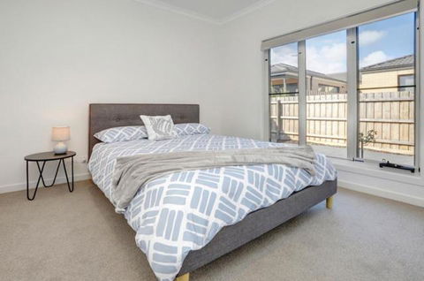 Staughton Sounds - Sunshine Coast Guide 2