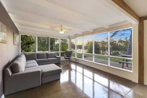 Bluff View River House Stunning Riverfront - Sunshine Coast Guide 6