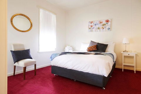 Grand Central Hotel - Sunshine Coast Guide 6