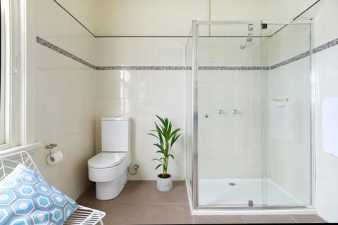 Grand Central Hotel - Sunshine Coast Guide 2