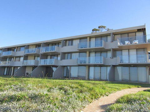 13 Harbourside 3 7 Soldiers Point Road Fantastic Waterfront Unit - Sunshine Coast Guide 2