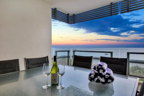 Oceana Darwin Central Oceanfront 3 Bedroom 2 Lounge Room Pool Gym Tennis Court Sleeps 9 - Sunshine Coast Guide 0