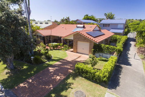 SECRET GARDEN WiFi Netflix Pet Friendly - Sunshine Coast Guide 6