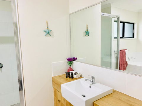 AIRLIE BEACH Delight. Hop Skip Jump To Everything - Sunshine Coast Guide 2