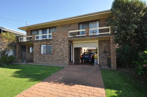 Flat 1 / 15 Dalmeny Drive - Sunshine Coast Guide 3