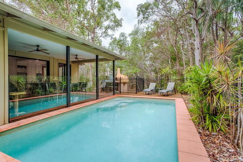 8 Ibis Court Rainbow Shores Swimming Pool Walk To Beach Executive Beach House - Sunshine Coast Guide 3