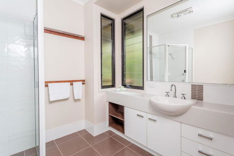 8 Ibis Court Rainbow Shores Swimming Pool Walk To Beach Executive Beach House - Sunshine Coast Guide 4