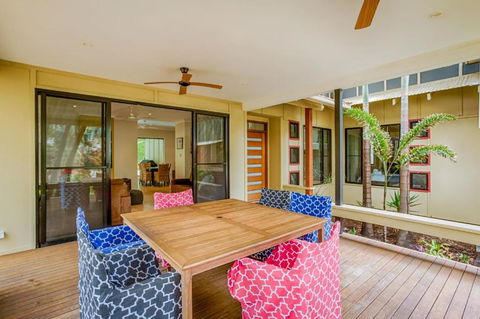 8 Ibis Court Rainbow Shores Swimming Pool Walk To Beach Executive Beach House - Sunshine Coast Guide 2