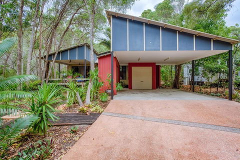 8 Ibis Court Rainbow Shores Swimming Pool Walk To Beach Executive Beach House - Sunshine Coast Guide 1