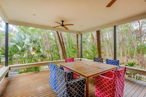 8 Ibis Court Rainbow Shores Swimming Pool Walk To Beach Executive Beach House - Sunshine Coast Guide 6