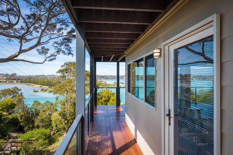Hillcrest Views Of Wagonga - Sunshine Coast Guide 2