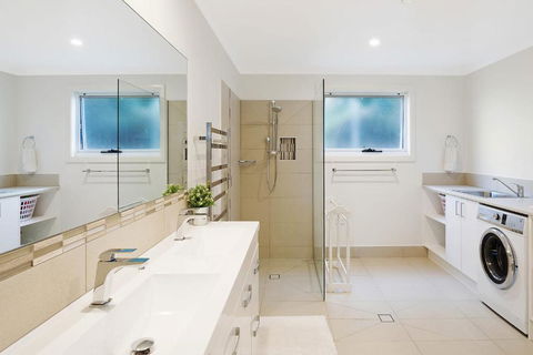 Hillcrest Views Of Wagonga - Sunshine Coast Guide 6