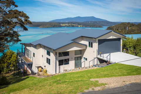 Hillcrest Views Of Wagonga - Sunshine Coast Guide 3