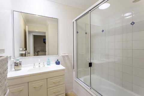 14 Zircon Street Centrally Located Family Home With Covered Deck Close To Patrolled Beach & Shops - Sunshine Coast Guide 5
