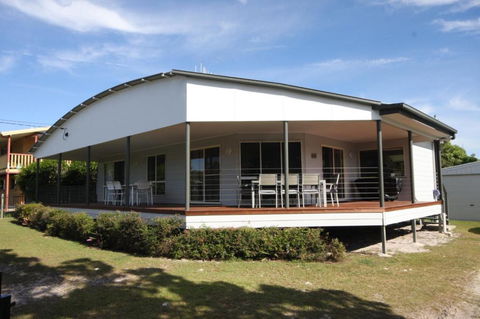 14 Zircon Street Centrally Located Family Home With Covered Deck Close To Patrolled Beach & Shops - Sunshine Coast Guide 3