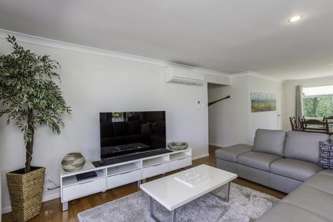 14 Zircon Street Centrally Located Family Home With Covered Deck Close To Patrolled Beach & Shops - Sunshine Coast Guide 2
