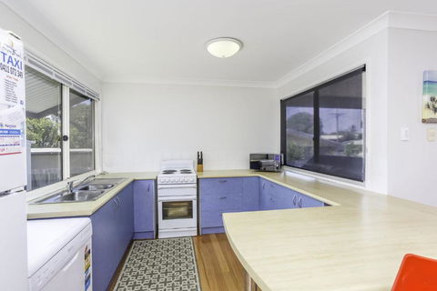14 Zircon Street Centrally Located Family Home With Covered Deck Close To Patrolled Beach & Shops - Sunshine Coast Guide 6