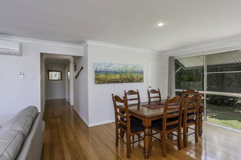 14 Zircon Street Centrally Located Family Home With Covered Deck Close To Patrolled Beach & Shops - Sunshine Coast Guide 4