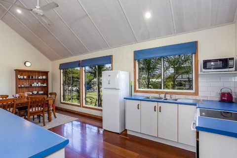 6 Ilmenite Avenue Coastal Beach Shack Within Walking Distance To Patrolled Beach & CBD - Sunshine Coast Guide 2