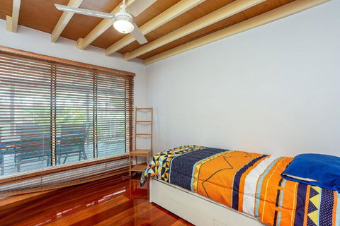 6 Ilmenite Avenue Coastal Beach Shack Within Walking Distance To Patrolled Beach & CBD - Sunshine Coast Guide 6