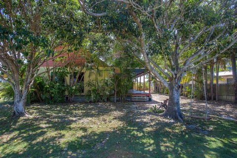 6 Ilmenite Avenue Coastal Beach Shack Within Walking Distance To Patrolled Beach & CBD - Sunshine Coast Guide 1