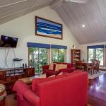 6 Ilmenite Avenue Coastal Beach Shack Within Walking Distance To Patrolled Beach & CBD - Sunshine Coast Guide 0