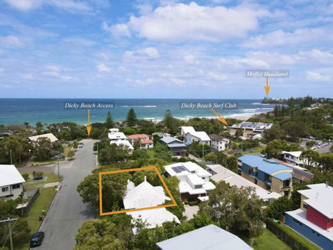 Ngungun St. 14 Dicky Beach - Sunshine Coast Guide 1
