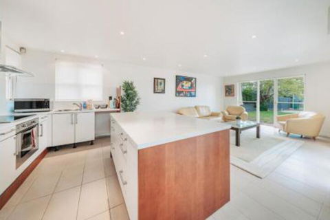 Camberwell Bright Â· Camberwell 5Bedder 2Bath Huge Classy Family Home - Sunshine Coast Guide 3