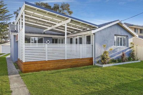 Blue Summer House - Sunshine Coast Guide 1
