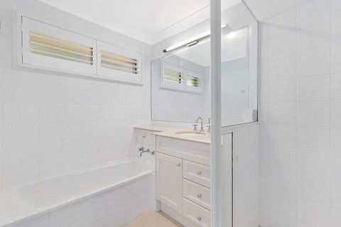 Blue Summer House - Sunshine Coast Guide 3