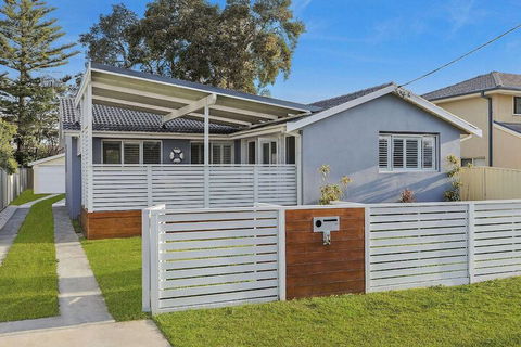 Blue Summer House - Sunshine Coast Guide 2