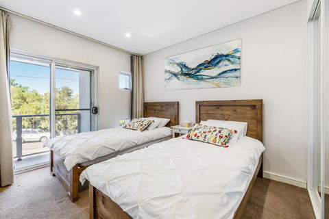 Relax In A Spacious & Modern Townhouse In Asquith - Sunshine Coast Guide 1